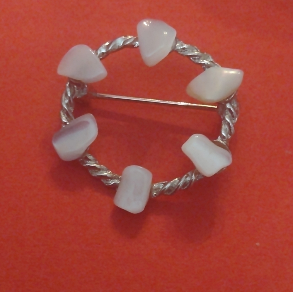 White stone women's circle brooch pin